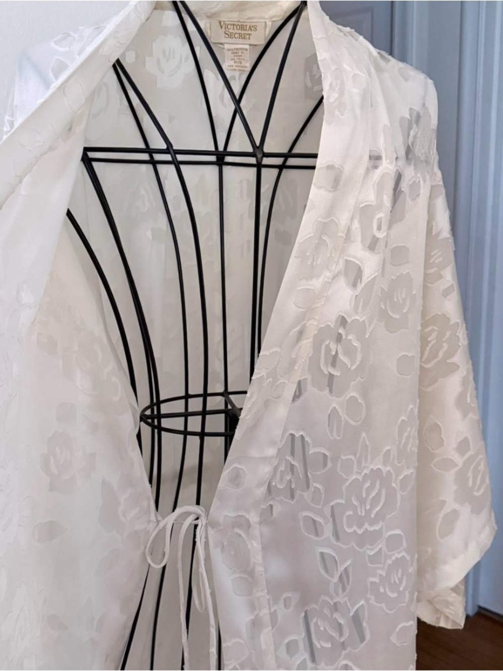 Victoria's Secret White Floral Satin Kimono Robe